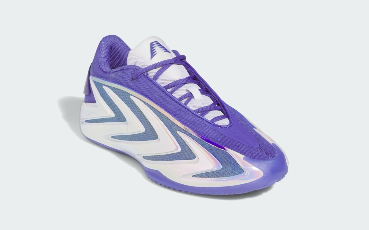 adidas Anthony Edwards 3 Purple Iridescent en vista de tres cuartos sobre fondo gris claro, con malla violeta, cordones violetas, lengüeta blanca y las flechas laterales con acabado tornasolado sobre la suela violeta