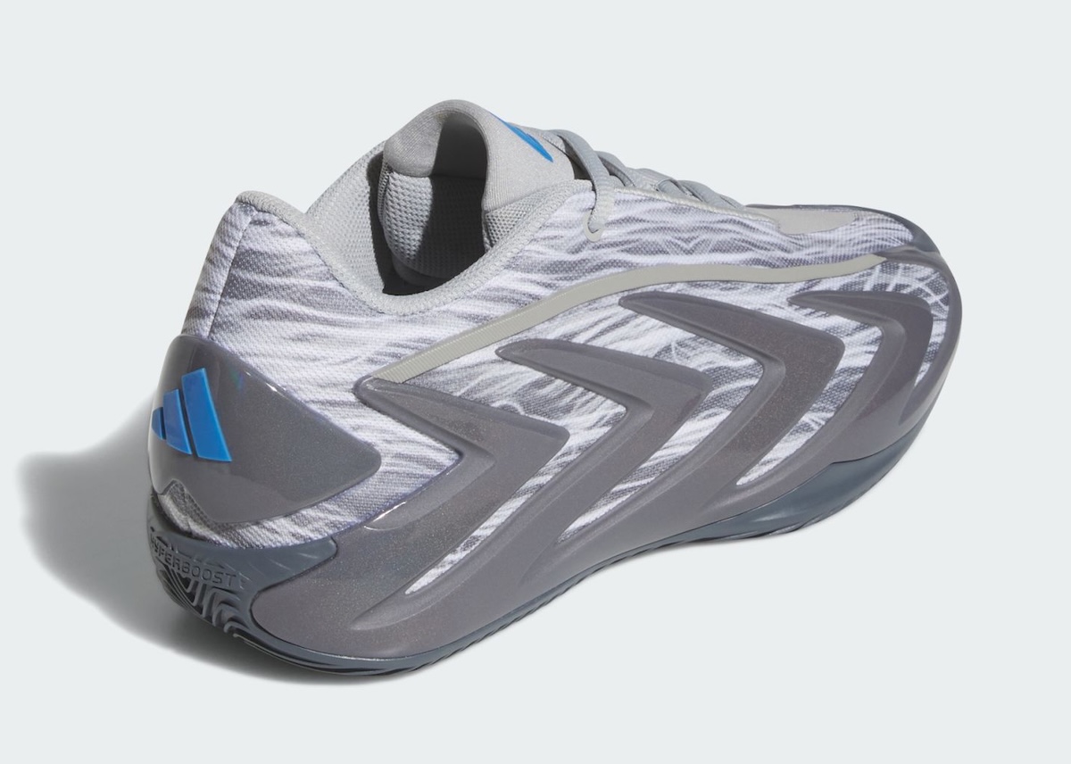 Talón del adidas Anthony Edwards 3 Snow Camo con las tres barras de adidas en azul, el camuflaje gris y blanco y las piezas laterales gris oscuro