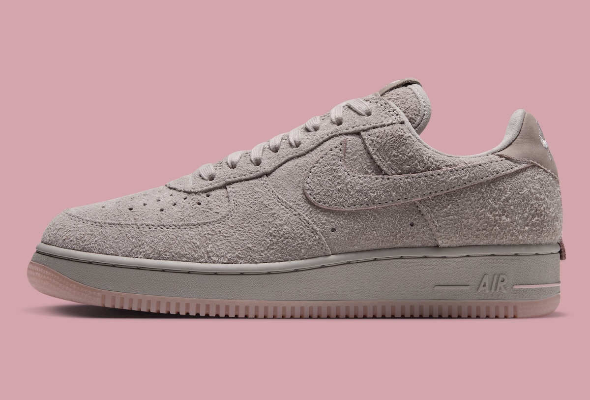 Nike Air Force 1 '01 Subway Rat de perfil con upper de gamuza gris de pelo largo, Swoosh tono sobre tono y suela translúcida rosa
