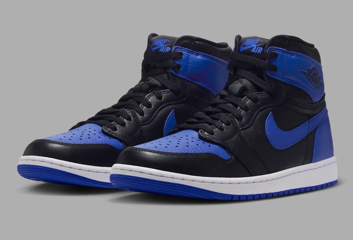 Par de Air Jordan 1 High OG Royal 2026 en cuero negro con puntera, Swoosh, cuello y talón en azul real