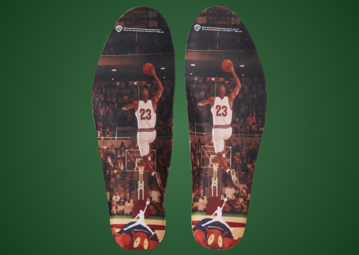 Plantillas del Air Jordan 11 Green Screen con una escena de Space Jam: Michael Jordan con la camiseta 23 volando hacia el aro y un Monstar en la parte inferior, junto al logo Jumpman