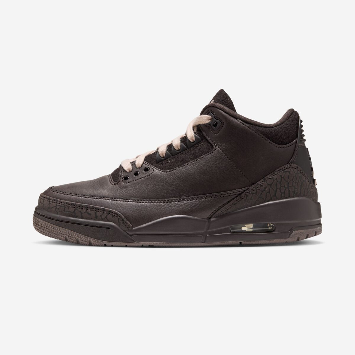 Air Jordan 3 Fireside de perfil sobre fondo gris claro, todo en marrón oscuro: cuero liso en el upper, elephant print en puntera y talón, cuello y lengüeta de textura afelpada, cordones crema y la burbuja de aire visible en el talón