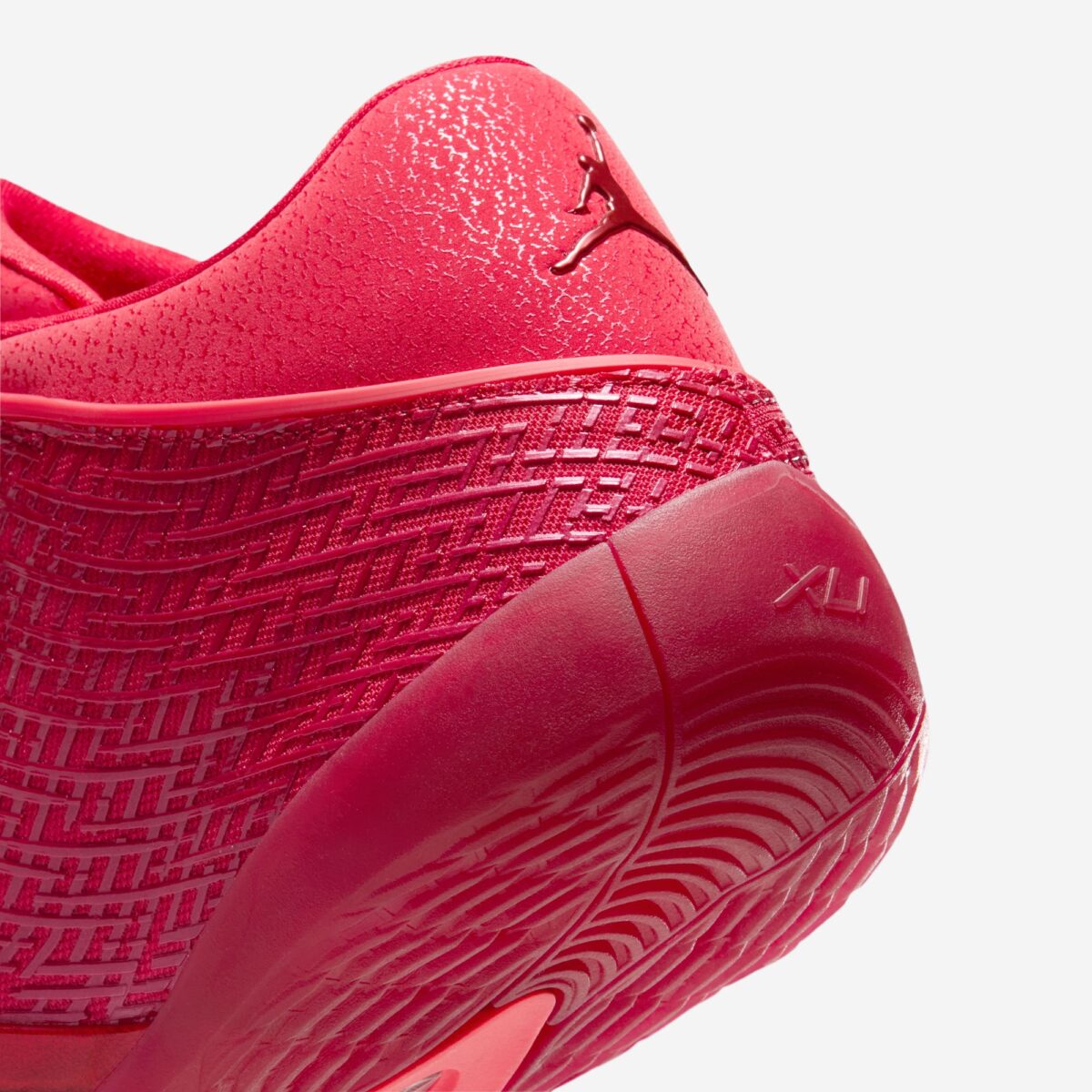 Talón del Air Jordan 41 Ruby con textura craquelada, Jumpman en relieve y el número XLI grabado en la suela