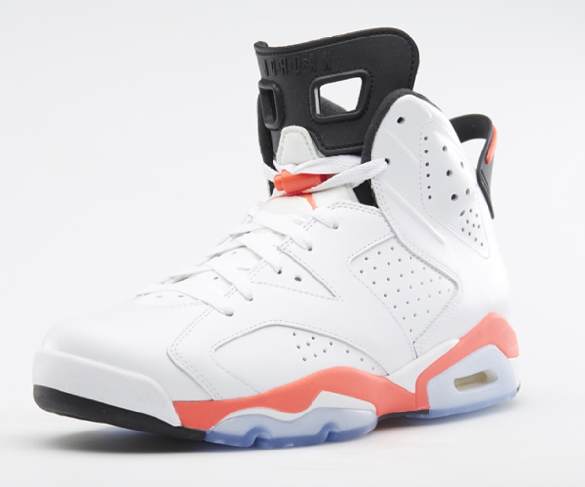 Foto de archivo: Air Jordan 6 White Infrared de la edición 2014 en vista de tres cuartos, con la lengüeta negra con su recorte característico, el traba-cordones infrarrojo y la suela translúcida