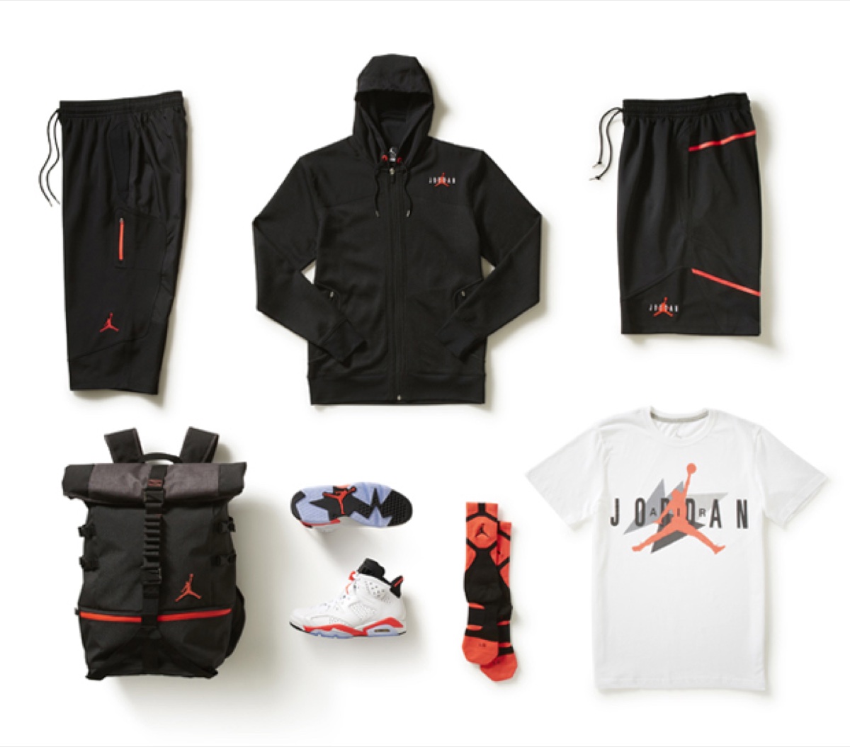 Foto de archivo: cápsula Jordan de 2014 que acompañó al Air Jordan 6 White Infrared, con buzo con capucha, shorts, pantalón, mochila, medias y remera en negro, blanco e infrarrojo junto a las zapatillas