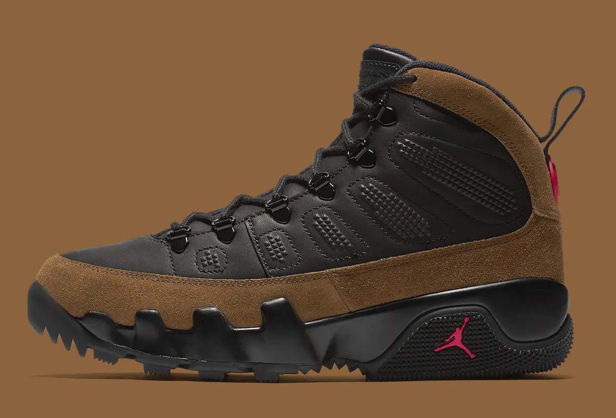Air Jordan 9 Boot Olive de perfil sobre fondo marrón, con cuero negro, gamuza verde oliva en la parte baja y el talón, ojales de metal, tira para calzar en el talón y el Jumpman rojo en la suela