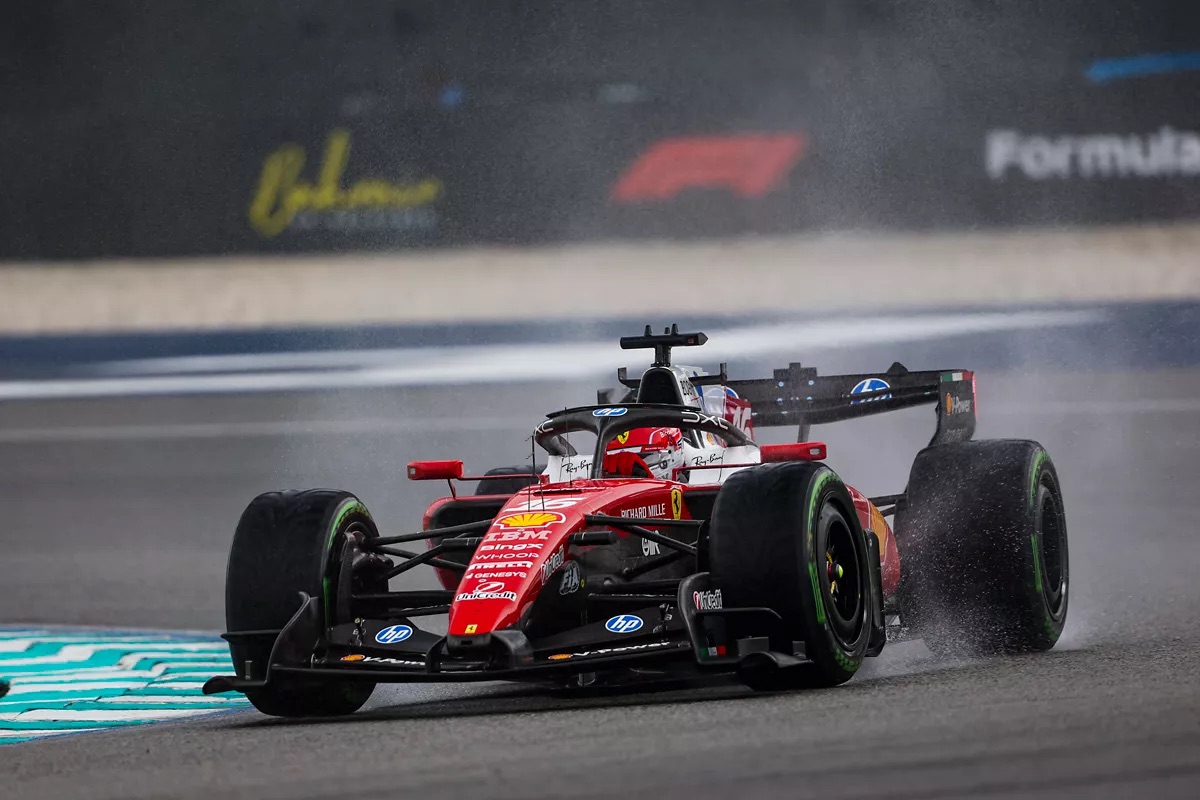 Un Ferrari levanta agua sobre la pista mojada de Sepang durante la carrera