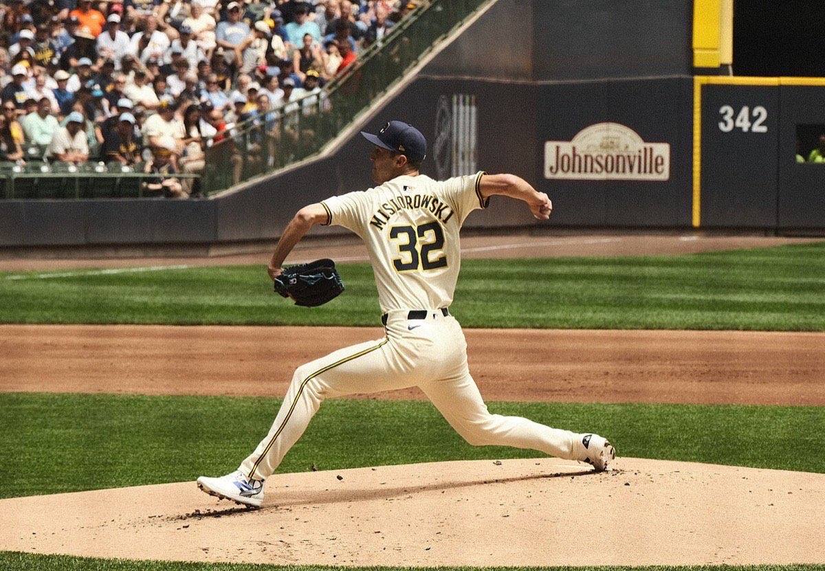 Foto de archivo: Jacob Misiorowski, de los Milwaukee Brewers, con la camiseta crema número 32, en pleno lanzamiento desde el montículo en un partido de día