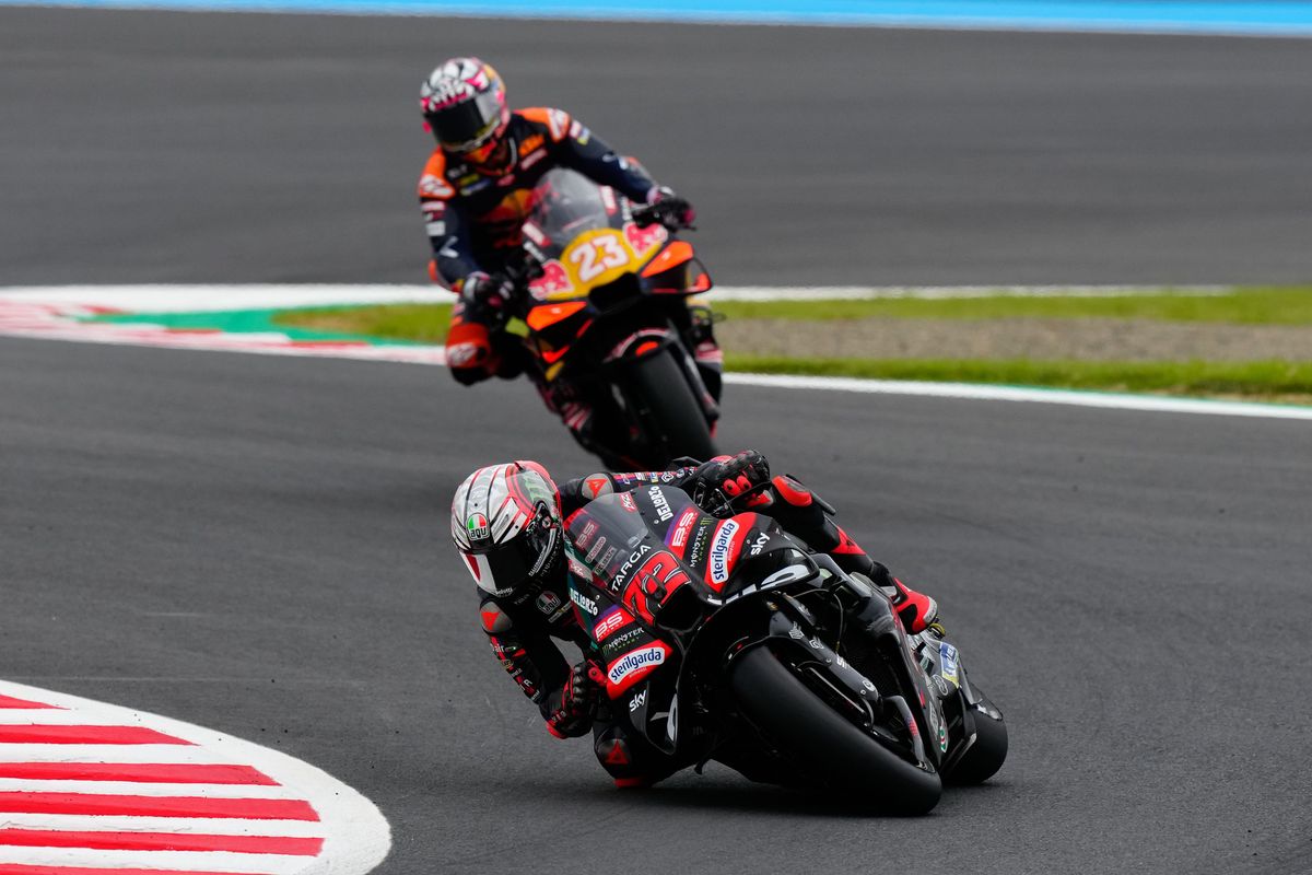 Marco Bezzecchi, con la Aprilia negra número 72, encara una curva de Motegi seguido por Enea Bastianini con la KTM número 23