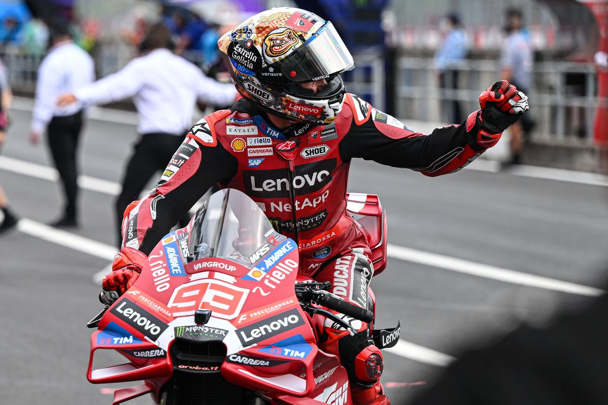 Marc Márquez levanta el puño arriba de su Ducati roja número 93 al llegar a boxes en Motegi