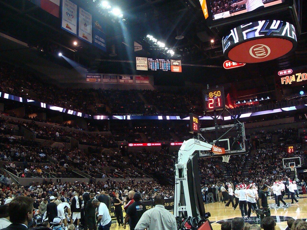 Foto de archivo: el estadio de los San Antonio Spurs con las tribunas llenas, el tablero colgante y un aro sobre el parquet durante un partido