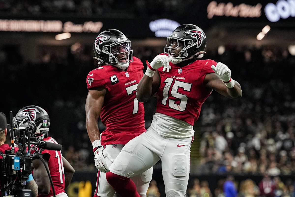 Brian Robinson Jr., con la camiseta 15 de los Falcons, y Bijan Robinson, con la 7, festejan un touchdown frente a la tribuna del Caesars Superdome