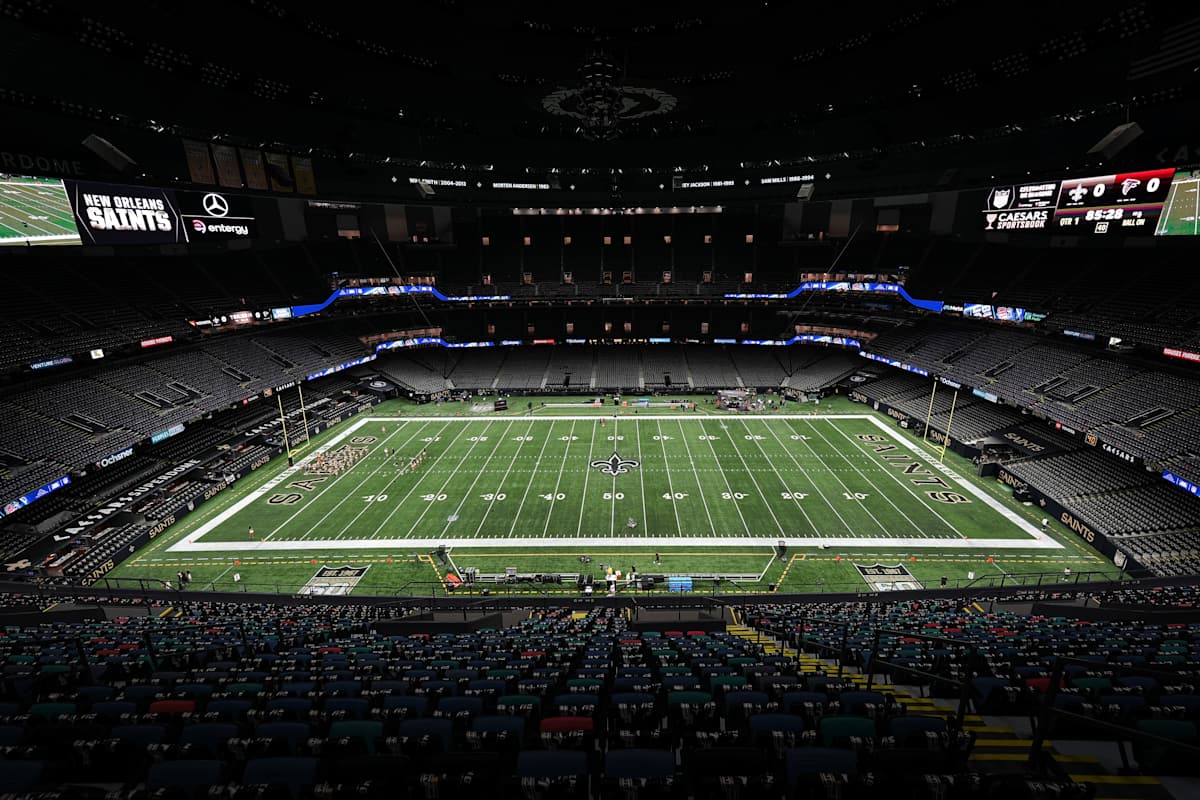 El Caesars Superdome visto desde lo alto, con el campo de los Saints y las tribunas todavía vacías antes del partido
