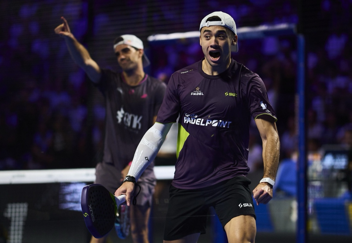 Leo Augsburger, con gorra blanca, grita un punto con la paleta en la mano mientras Juan Lebrón levanta el brazo detrás, en la cancha central del Allianz Cloud durante el Milano Premier Padel P1 2026