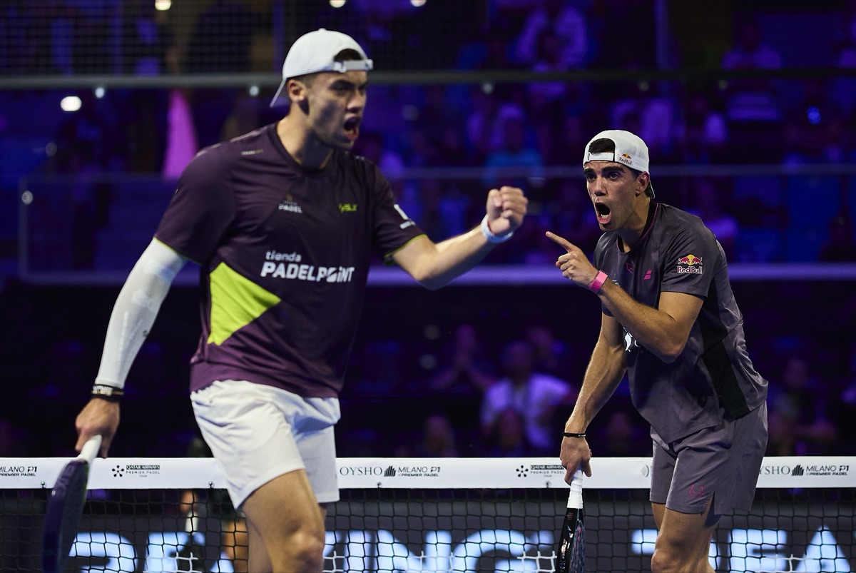Leo Augsburger y Juan Lebrón festejan un punto con el puño cerrado en el Allianz Cloud durante el Milano Premier Padel P1 2026