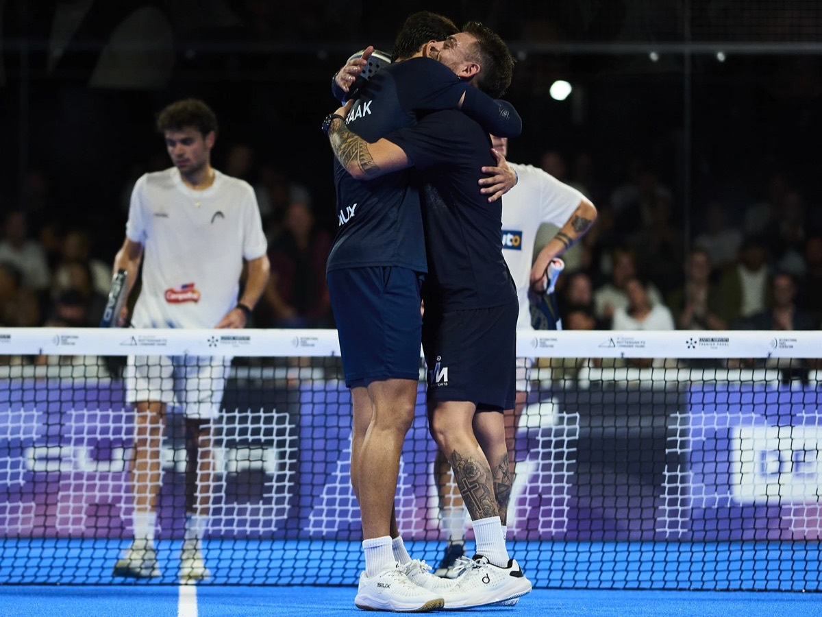 Tino Libaak y Gonza Alfonso se abrazan tras una victoria en el Rotterdam Ahoy