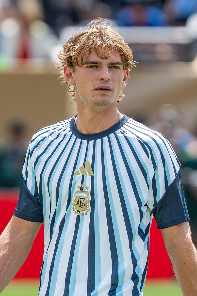 Nico Paz, con la camiseta titular de la Selección argentina, en la previa de un partido; foto de archivo de la final del Mundial 2026 (foto: Bryan Berlin, Wikimedia Commons, licencia CC BY-SA 4.0)