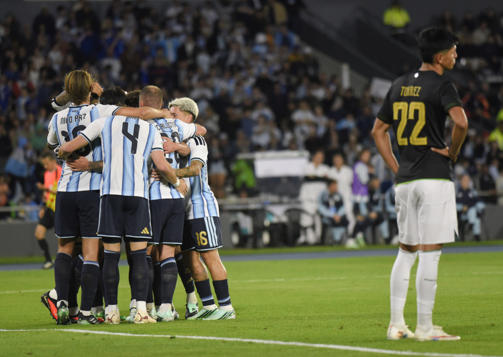 Los jugadores argentinos se abrazan para festejar un gol ante Bolivia en el Kempes