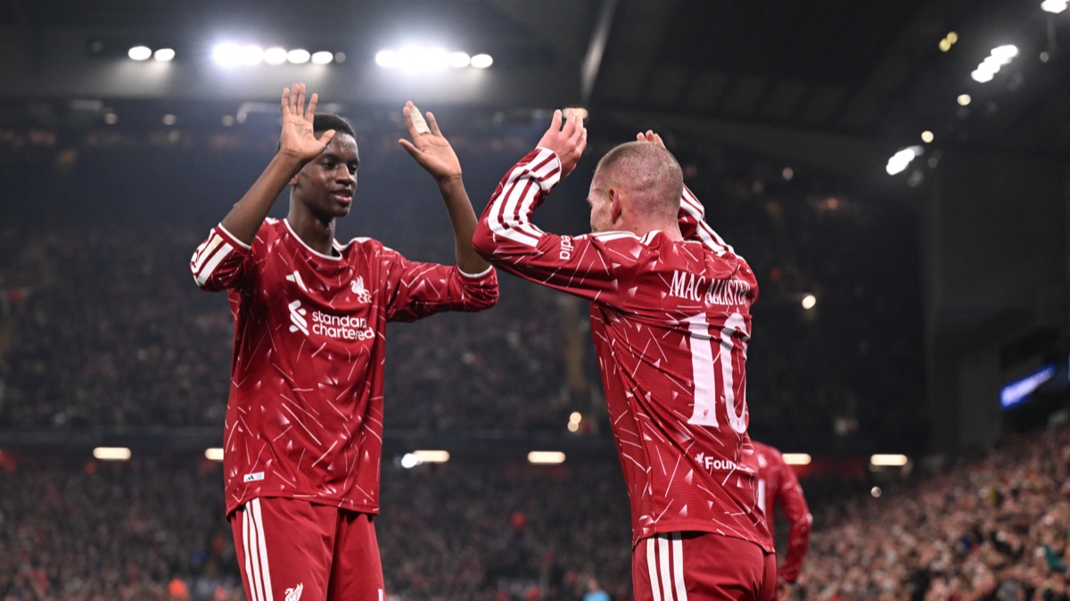 Alexis Mac Allister, con la camiseta roja del Liverpool y el número 10, choca las manos con un compañero para festejar en Anfield, con las tribunas llenas y las luces del estadio de fondo (foto: Liverpool FC)
