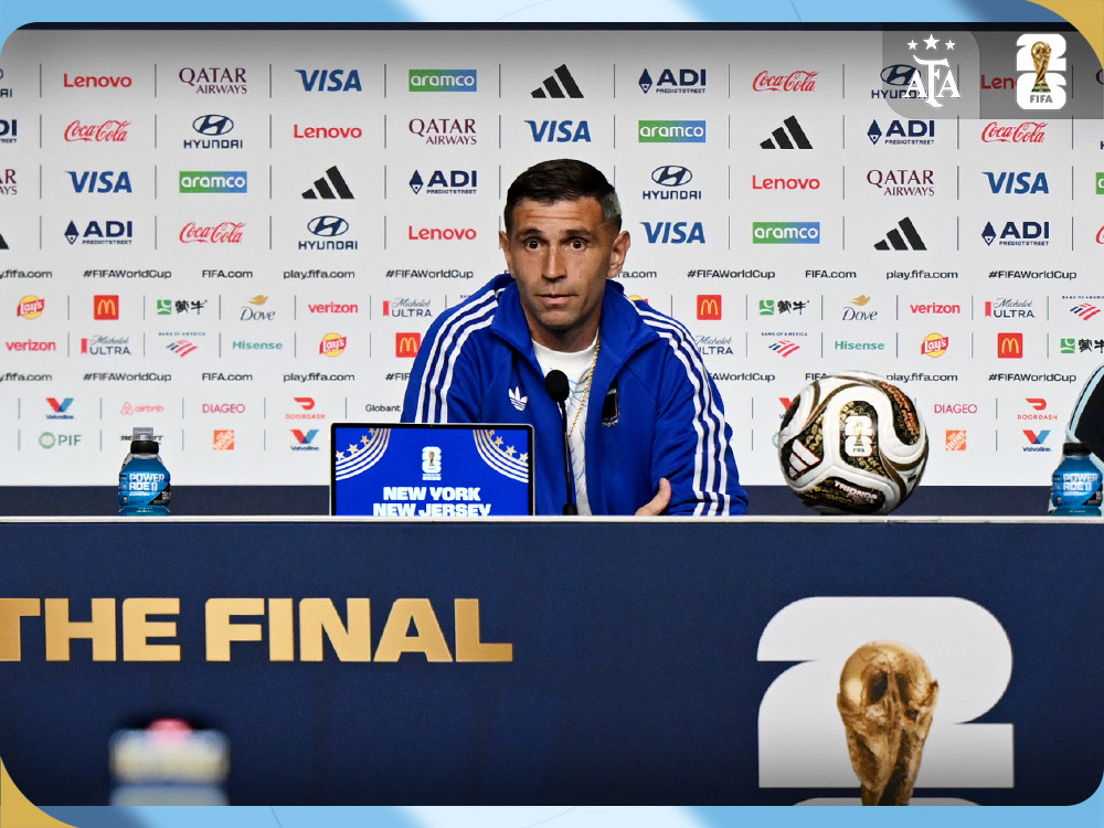 Emiliano Martínez en la conferencia de prensa de la Selección Argentina antes de la final del Mundial 2026