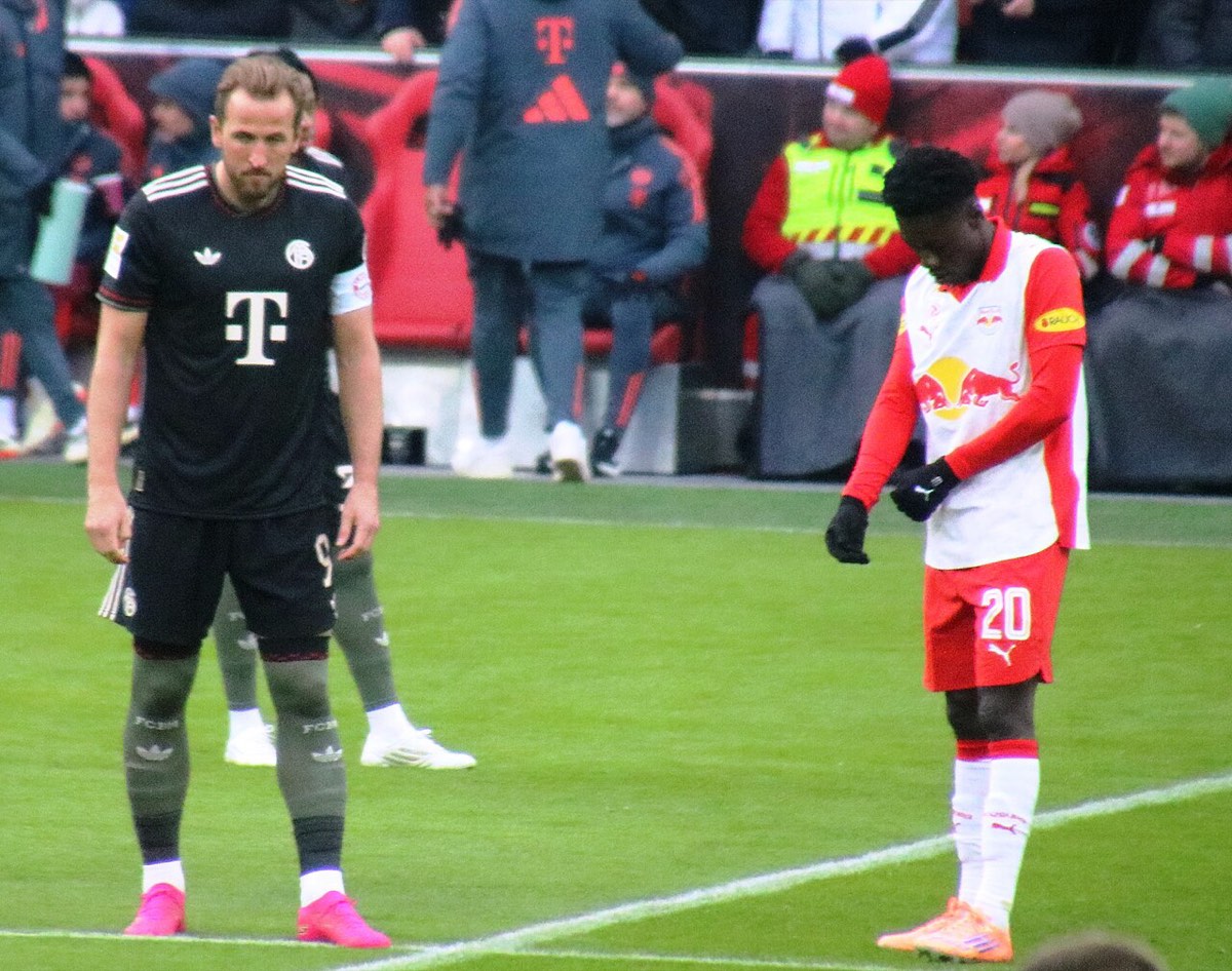 Harry Kane, con la camiseta negra del Bayern y la cinta de capitán, junto a un jugador del Salzburgo en un amistoso; foto de archivo de enero de 2026 (foto: Werner100359, Wikimedia Commons, licencia CC BY-SA 4.0)