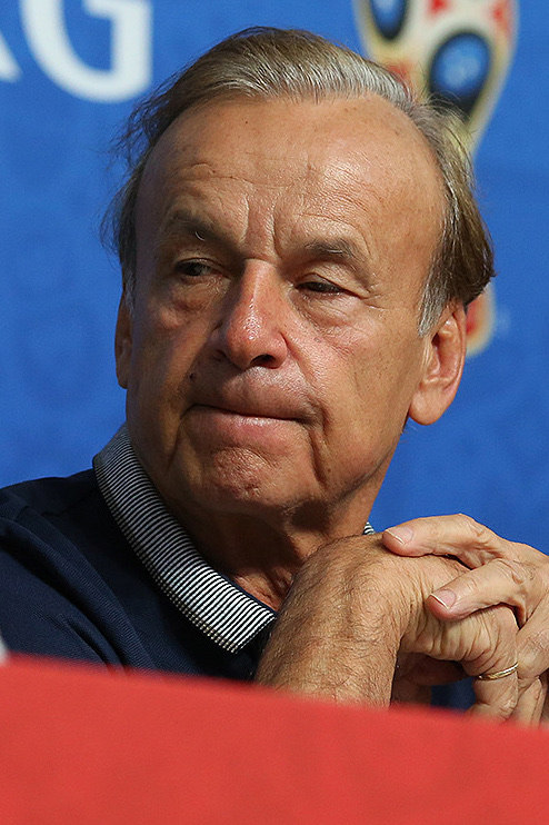 Gernot Rohr, entonces entrenador de Nigeria, con las manos entrelazadas en una conferencia de prensa del Mundial de Rusia 2018 en la previa del partido ante la Argentina. Foto de archivo: Кирилл Венедиктов / Wikimedia Commons, licencia CC BY-SA 3.0