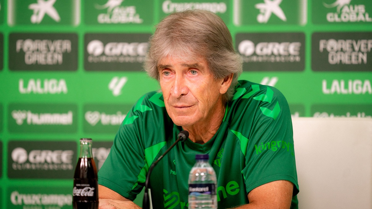 Manuel Pellegrini, entrenador del Real Betis, con la ropa de entrenamiento verde del club, en la conferencia de prensa previa al partido con el Barcelona (foto: Real Betis Balompié)
