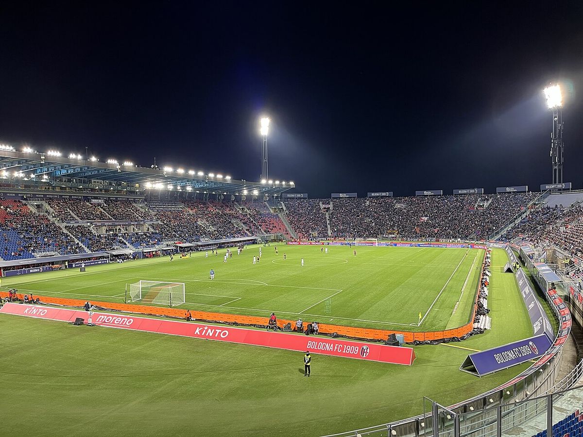 Vista nocturna del estadio Renato Dall'Ara de Bologna, con las tribunas llenas y los reflectores encendidos durante un partido de la Serie A; foto de archivo de 2022 (foto: Vincenzo.togni, Wikimedia Commons, licencia CC BY-SA 4.0)