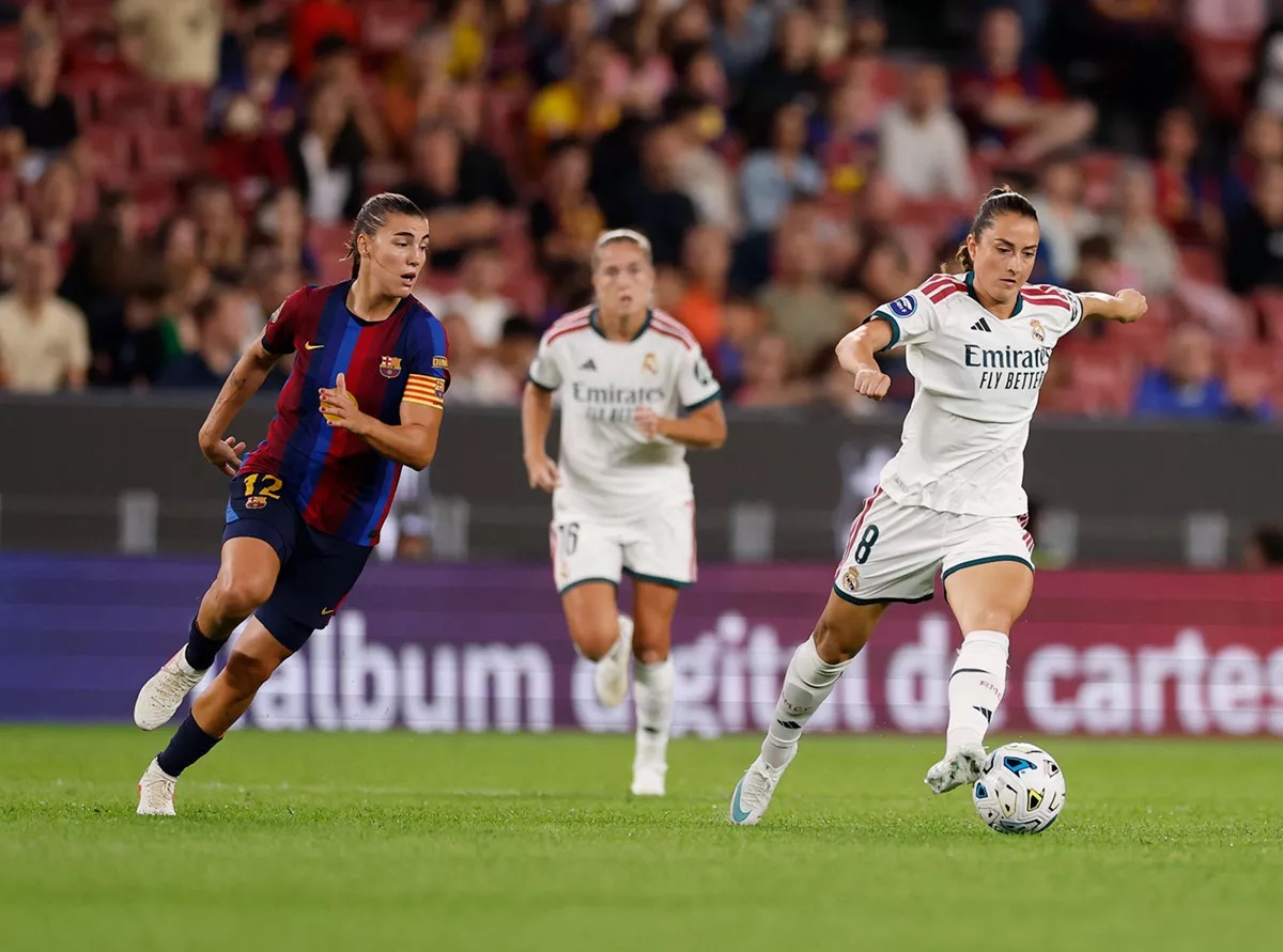 Futbolistas de Barcelona y Real Madrid durante el clásico femenino en el Spotify Camp Nou. Foto: Real Madrid C. F.
