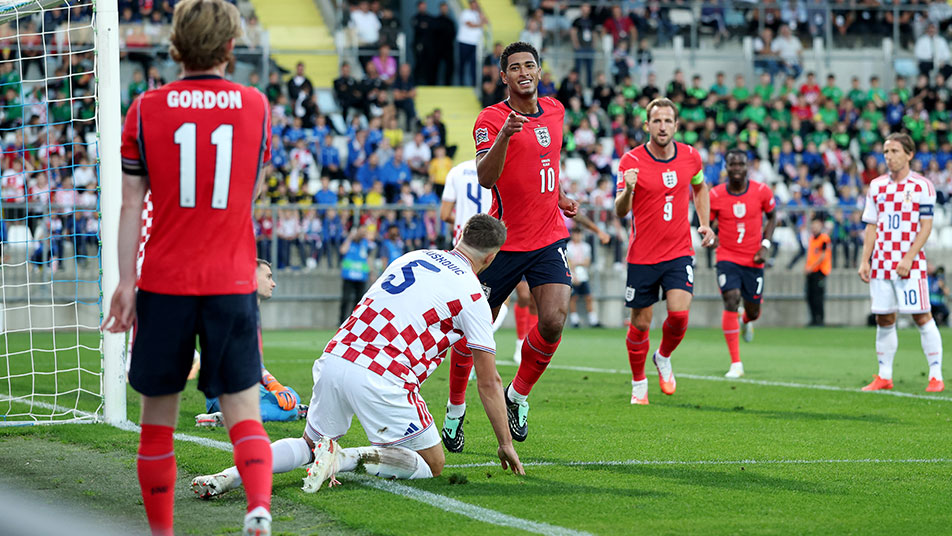 Jude Bellingham festeja su gol frente al arco de Croacia mientras Gordon y Kane se acercan