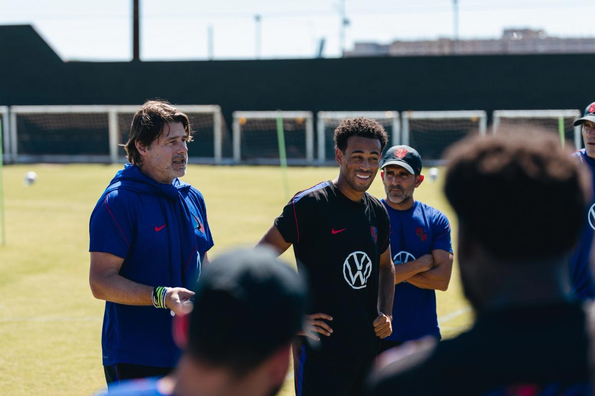 Mauricio Pochettino habla con sus jugadores en un entrenamiento de Estados Unidos, junto a Tyler Adams