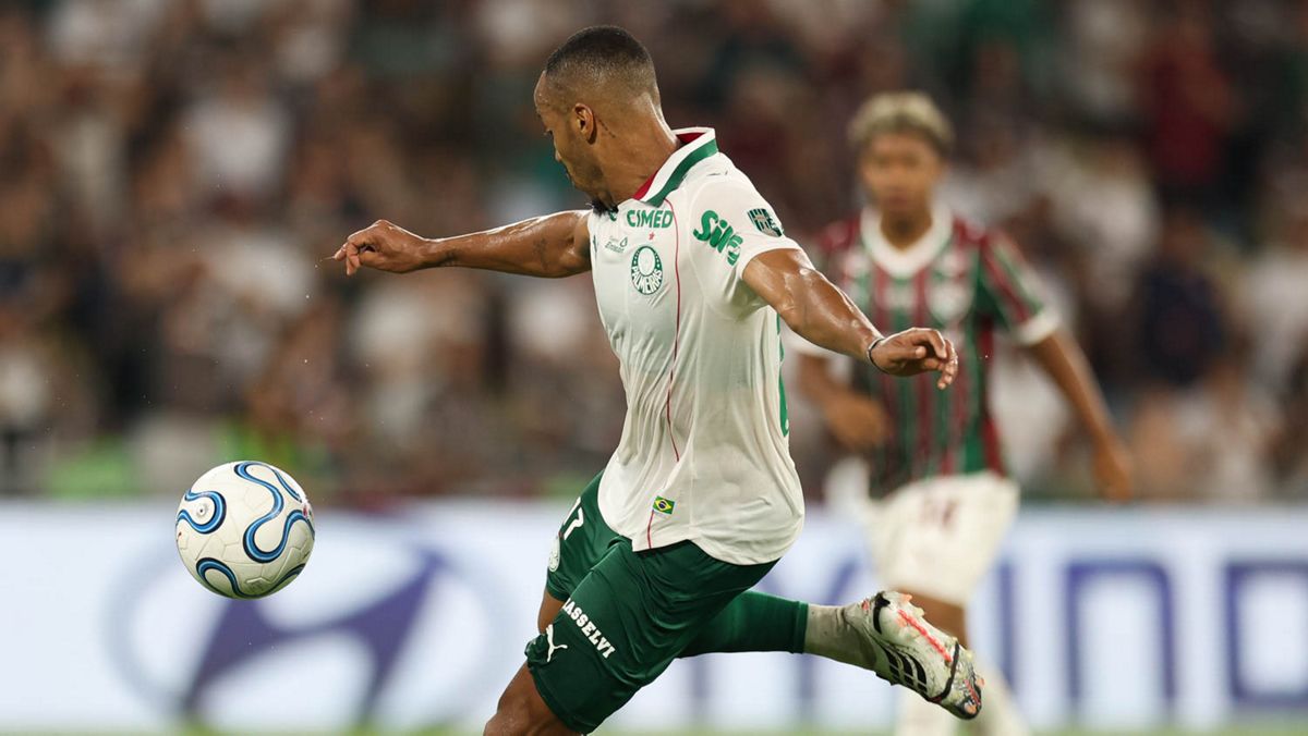 Marlon Freitas, con la camiseta blanca del Palmeiras, le pega a la pelota en la jugada de su gol a Fluminense en el Maracaná (foto: Cesar Greco / Palmeiras)