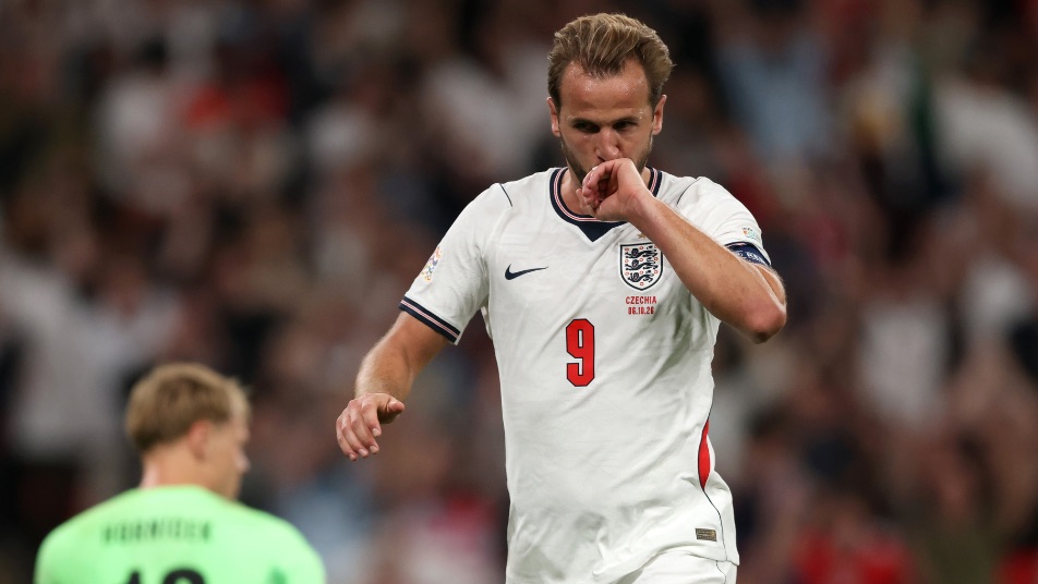 Harry Kane, con la camiseta número 9 de Inglaterra, se lleva el puño a la boca para festejar su gol ante Chequia en su partido 125 con la selección, con el arquero checo de espaldas (foto: prensa oficial de la federación inglesa)