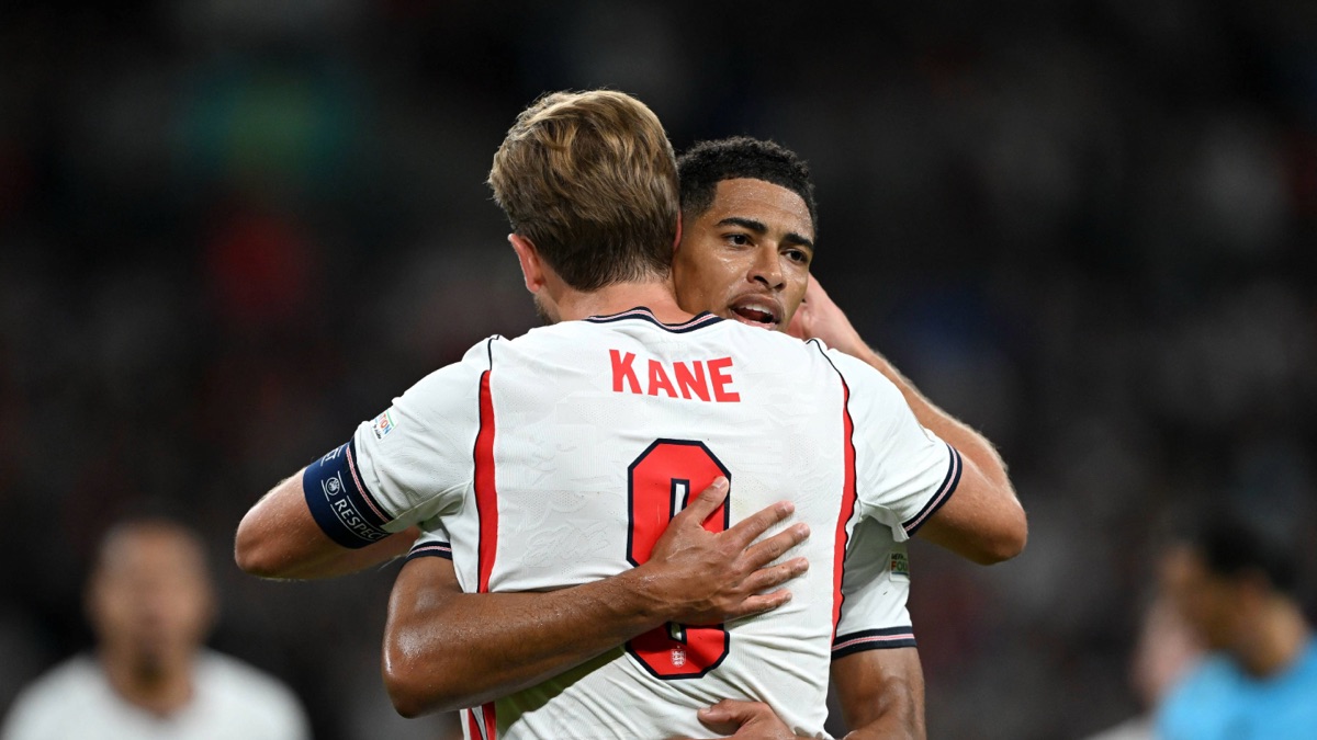 Harry Kane, de espaldas con la camiseta número 9 y la cinta de capitán, abraza a Jude Bellingham después del segundo gol de Inglaterra ante Chequia en Wembley (foto: prensa oficial de la federación inglesa)