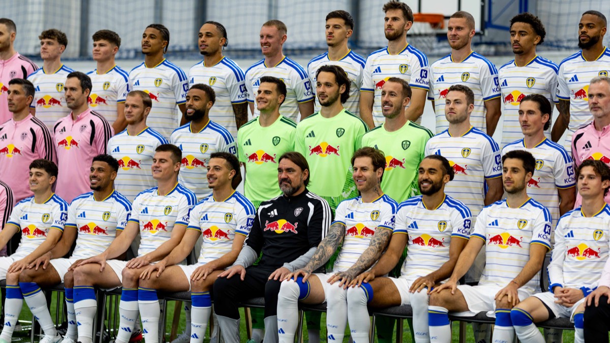 El plantel de Leeds United con Daniel Farke en la sesión de fotos de equipo de la temporada; foto de archivo (foto: prensa Leeds United)