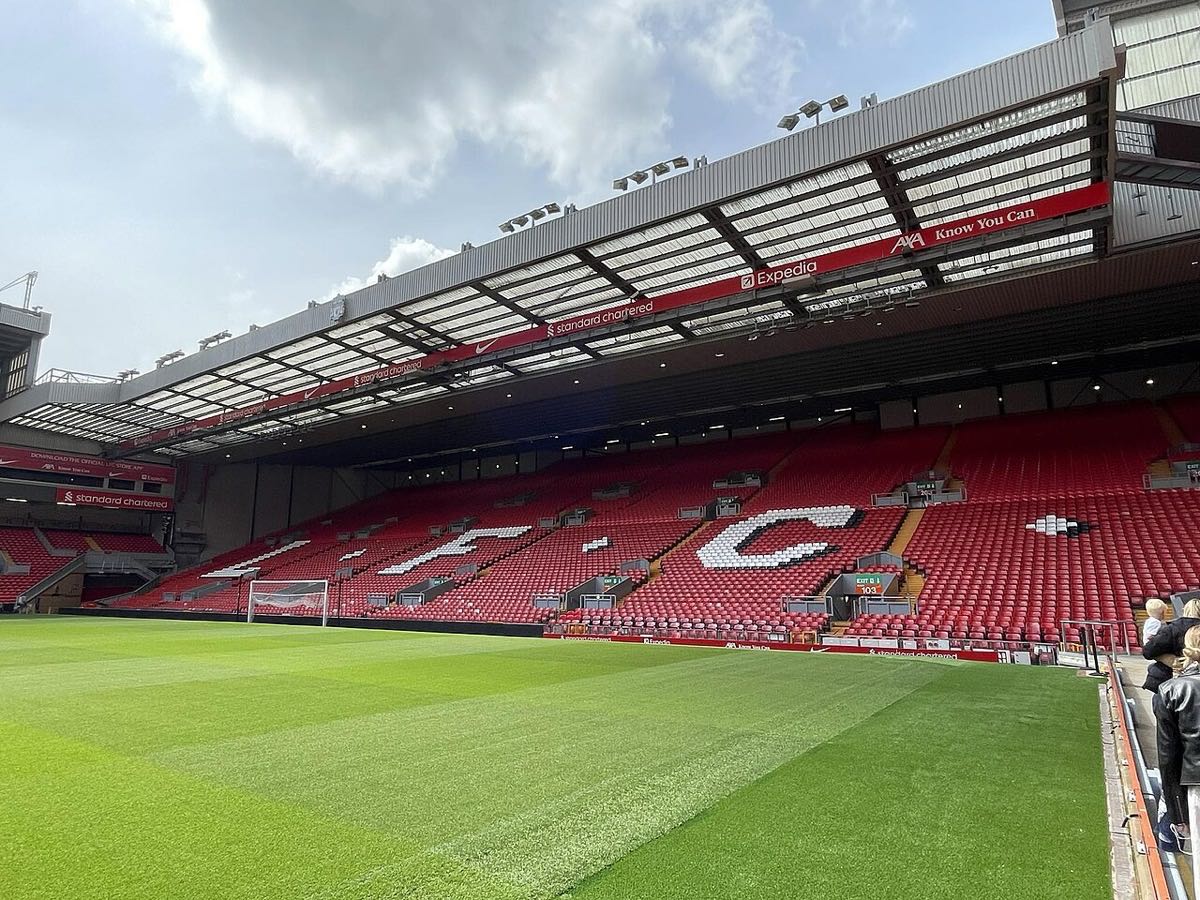La tribuna del Kop de Anfield vista desde el borde de la cancha, con las butacas rojas y las letras blancas que forman la sigla del club; foto de archivo de mayo de 2024 (foto: FYI2023, Wikimedia Commons, dominio público CC0)