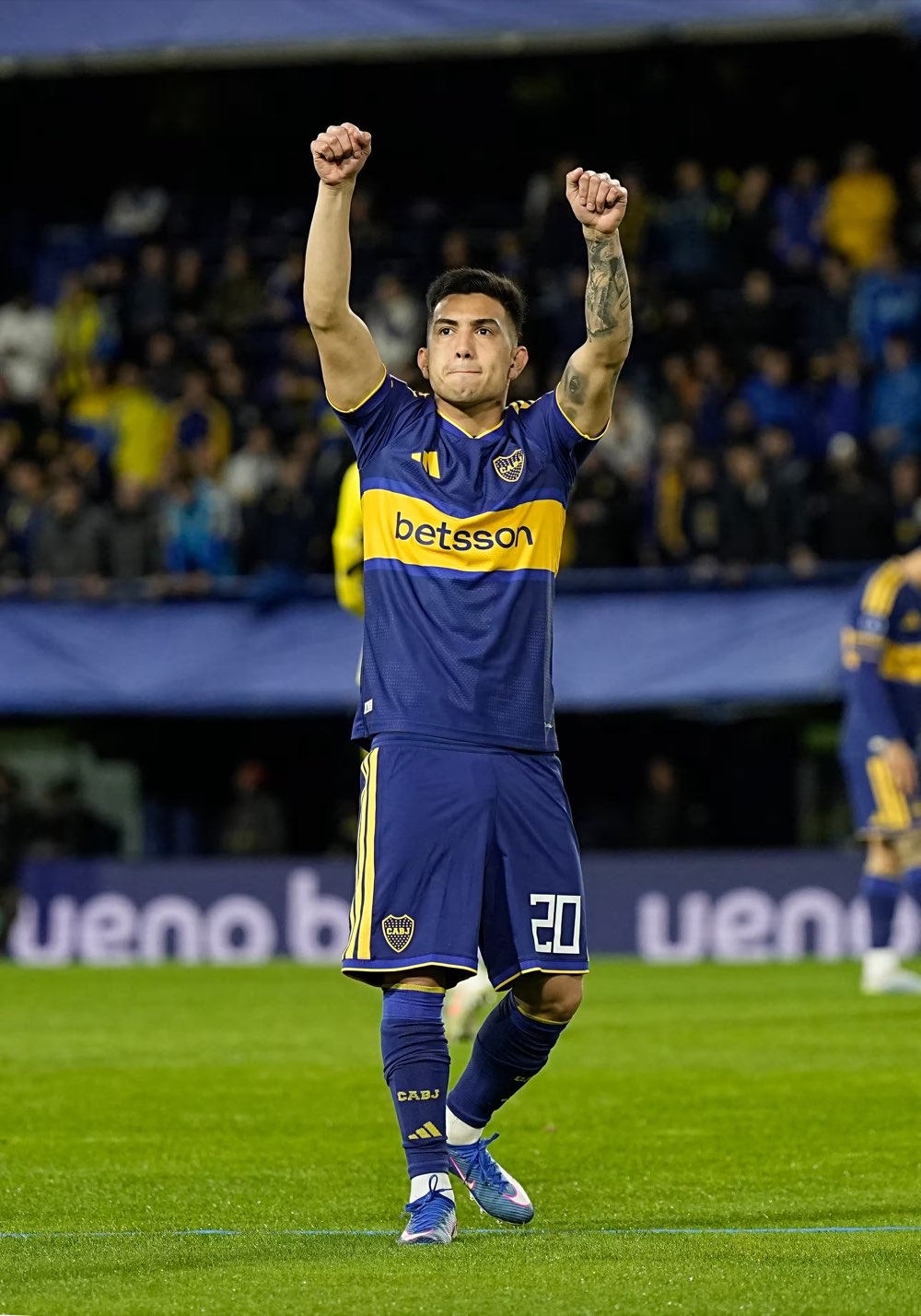 Alan Velasco levanta los brazos en La Bombonera durante la ida contra San Pablo