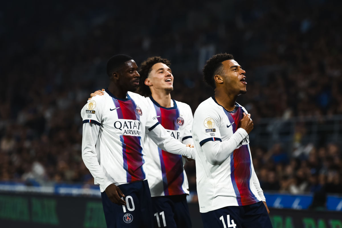 Ousmane Dembélé, con el 10, y Désiré Doué, con el 14, festejan con sus compañeros del PSG, todos con la camiseta blanca, el triunfo en Estrasburgo (foto: prensa Paris Saint-Germain)