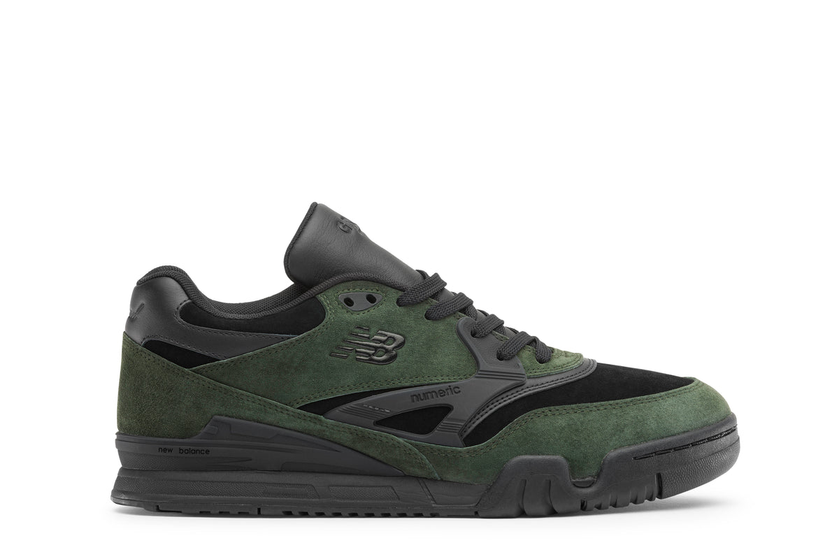 New Balance Numeric 770 de Grand Collection de perfil sobre fondo blanco, con gamuza verde bosque, paneles de cuero y gamuza negros, el brazo lateral negro con la palabra numeric y suela negra
