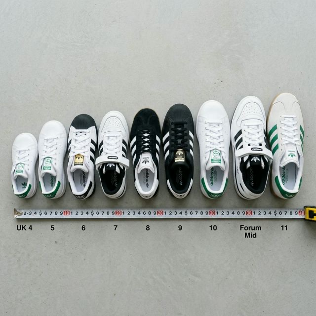 Zapatillas Adidas de distintos modelos y talles con cinta métrica