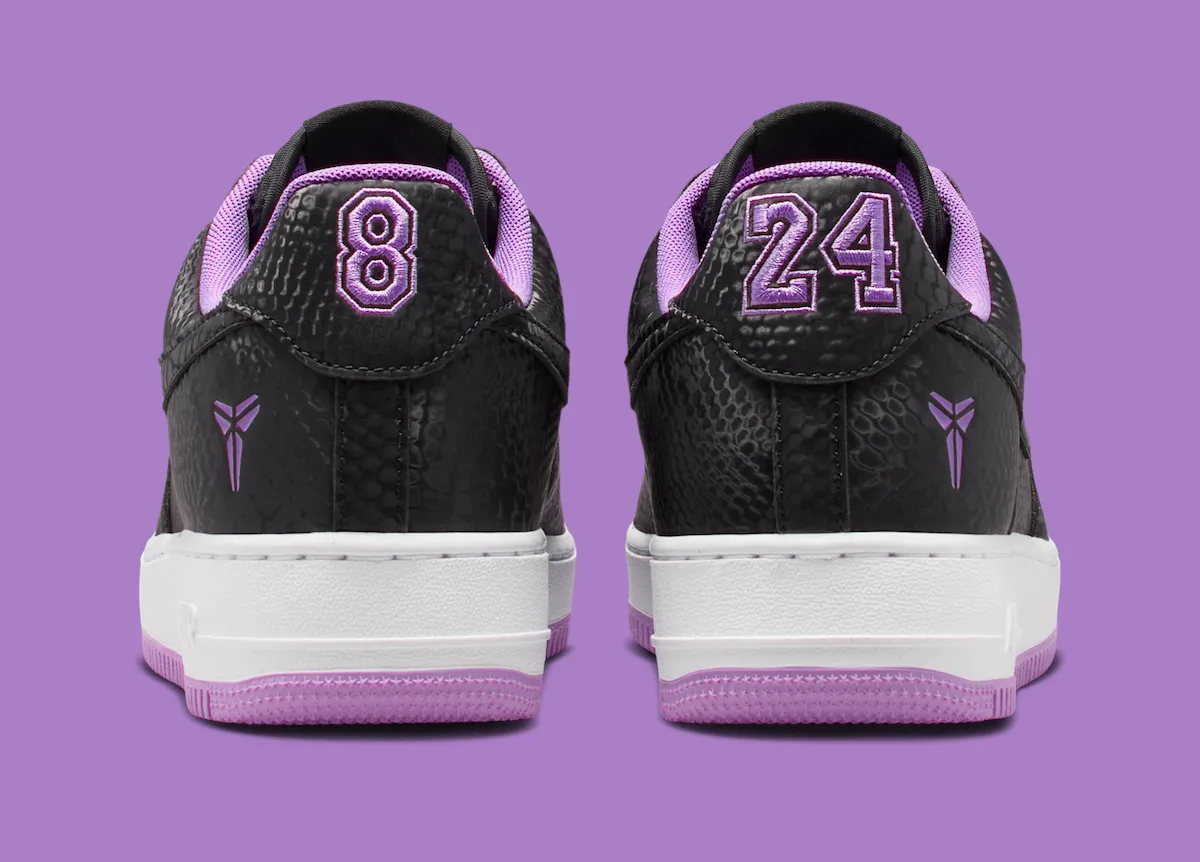 Talones del Kobe x Nike Air Force 1 Low Black Purple Stardust con los números 8 y 24 bordados en violeta
