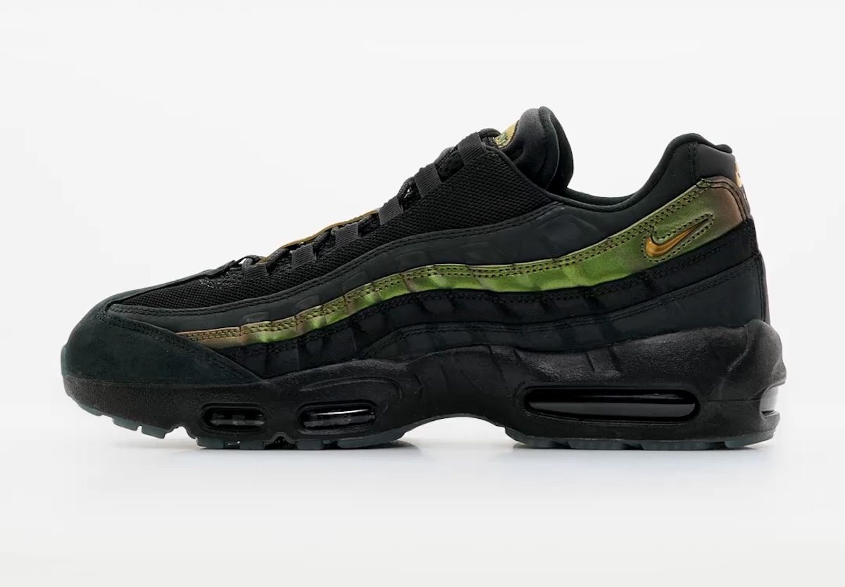 Kyle Wilson x Nike SB Air Max 95 negro visto desde el lado interno sobre fondo gris claro, con la franja verde metalizada, la puntera de gamuza negra y la unidad Air oscura a la vista