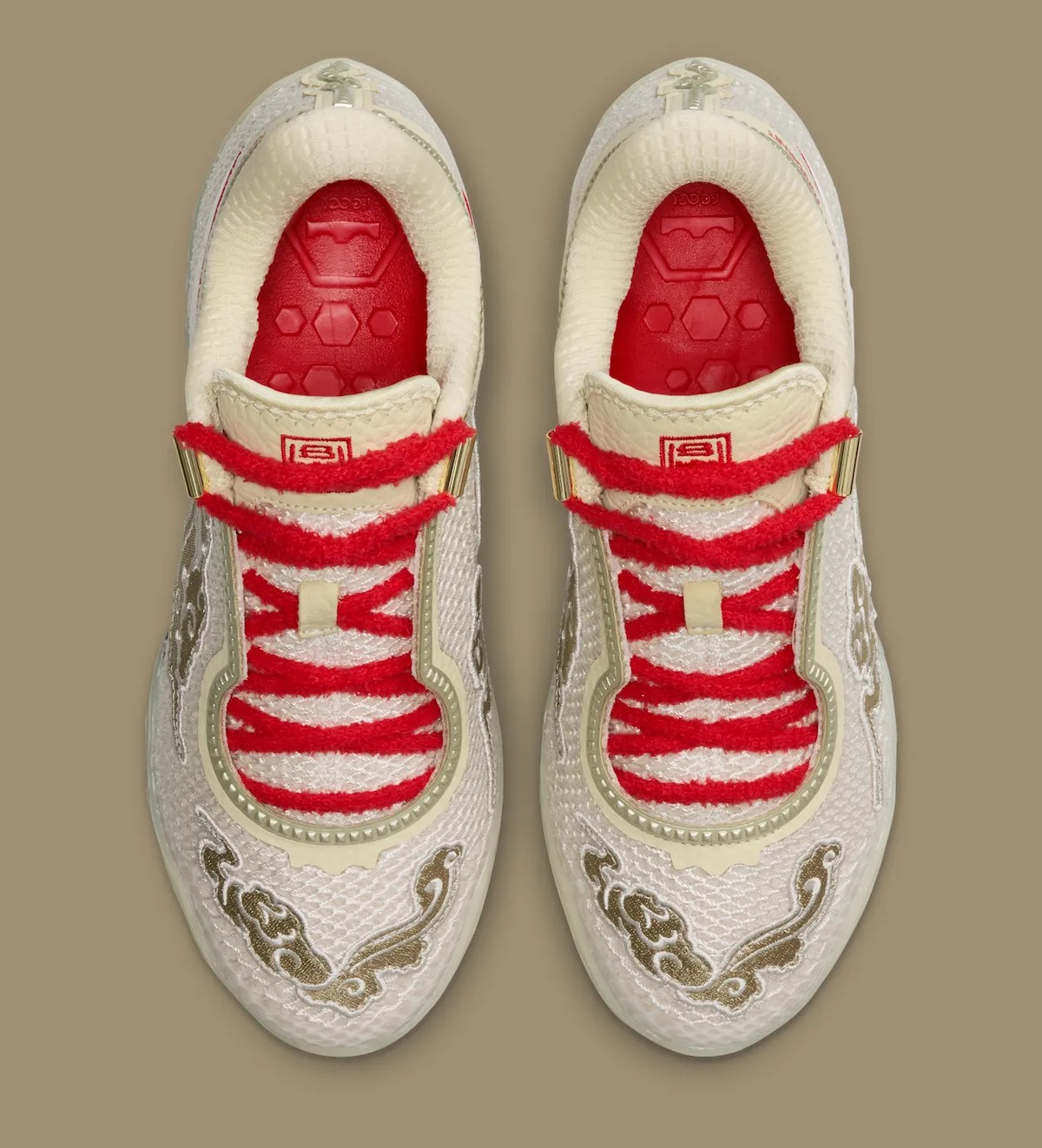 Vista superior del par de Nike LeBron 24 Greater China, con las nubes doradas bordadas sobre la puntera, los cordones rojos afelpados, piezas metálicas doradas en los ojales y la plantilla roja
