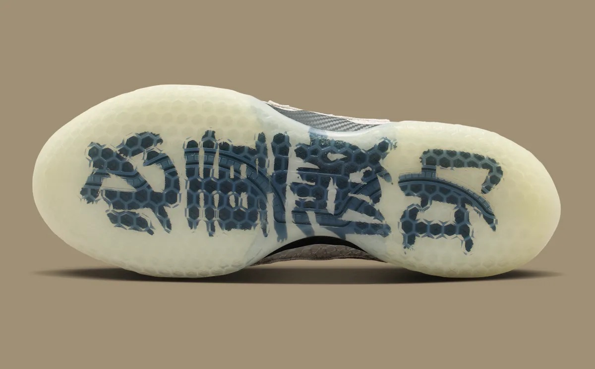 Suela translúcida de la Nike LeBron 24 Greater China con caracteres chinos en azul oscuro integrados en el patrón de tracción hexagonal