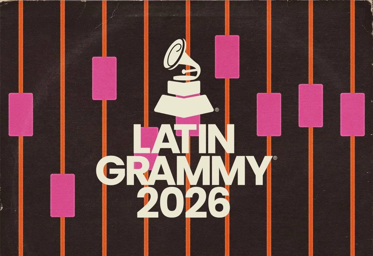 Imagen oficial de los Latin Grammy 2026: el gramófono del premio y el texto LATIN GRAMMY 2026 en letras crema sobre un fondo negro con líneas naranjas verticales y rectángulos rosas
