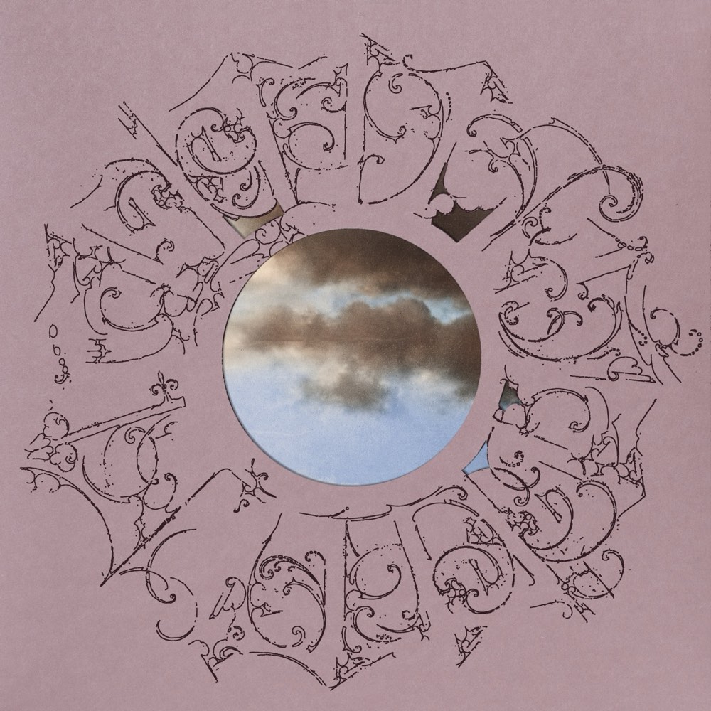 Nueva portada de The Divine Feminine por sus 10 años: un marco calado con ornamentos dibujados sobre fondo rosa viejo, con un círculo de cielo y nubes en el centro