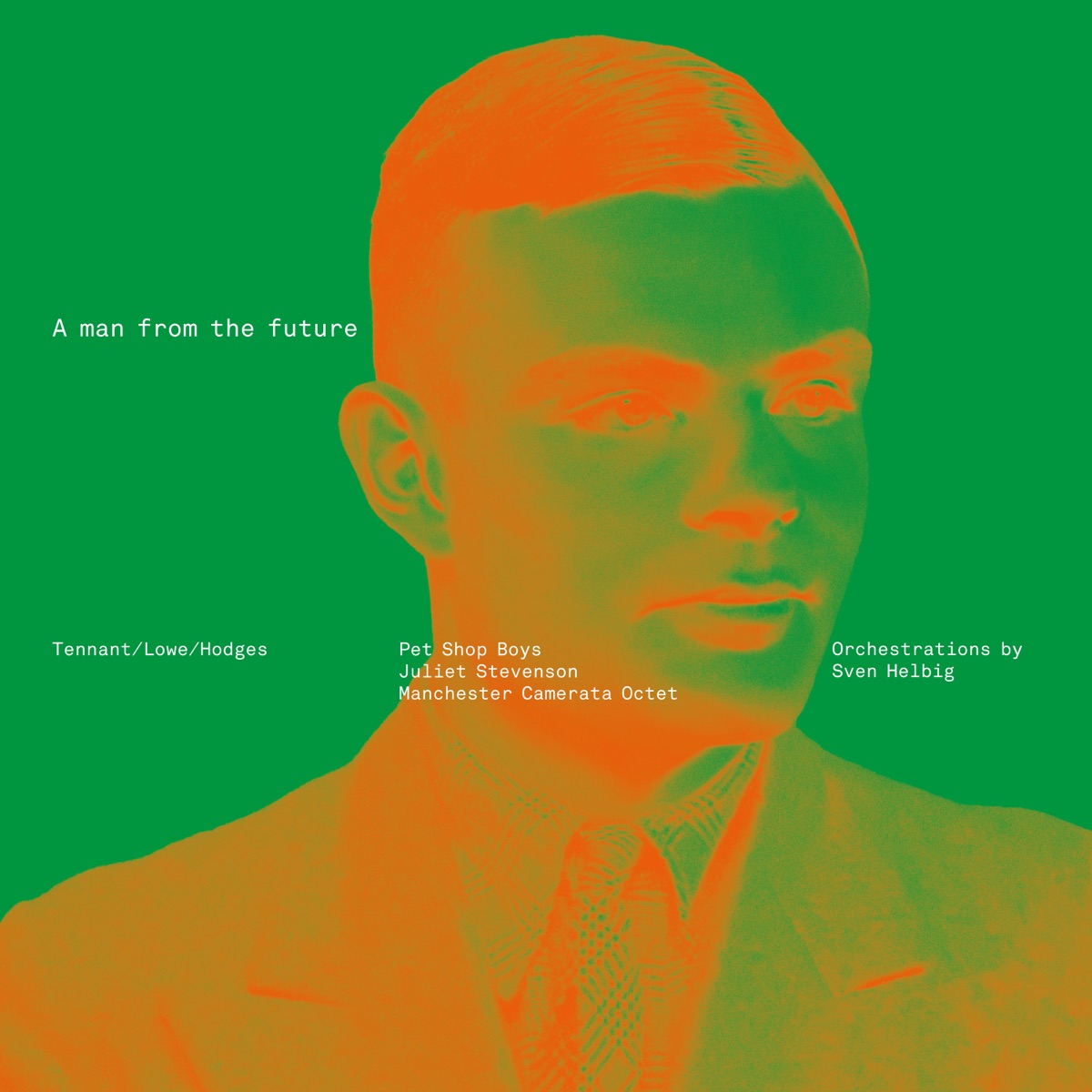 Portada de "A Man From The Future": retrato de Alan Turing de saco y corbata en tonos naranja sobre fondo verde, con el título y los créditos de Pet Shop Boys, Juliet Stevenson, Manchester Camerata Octet y Sven Helbig en letras blancas
