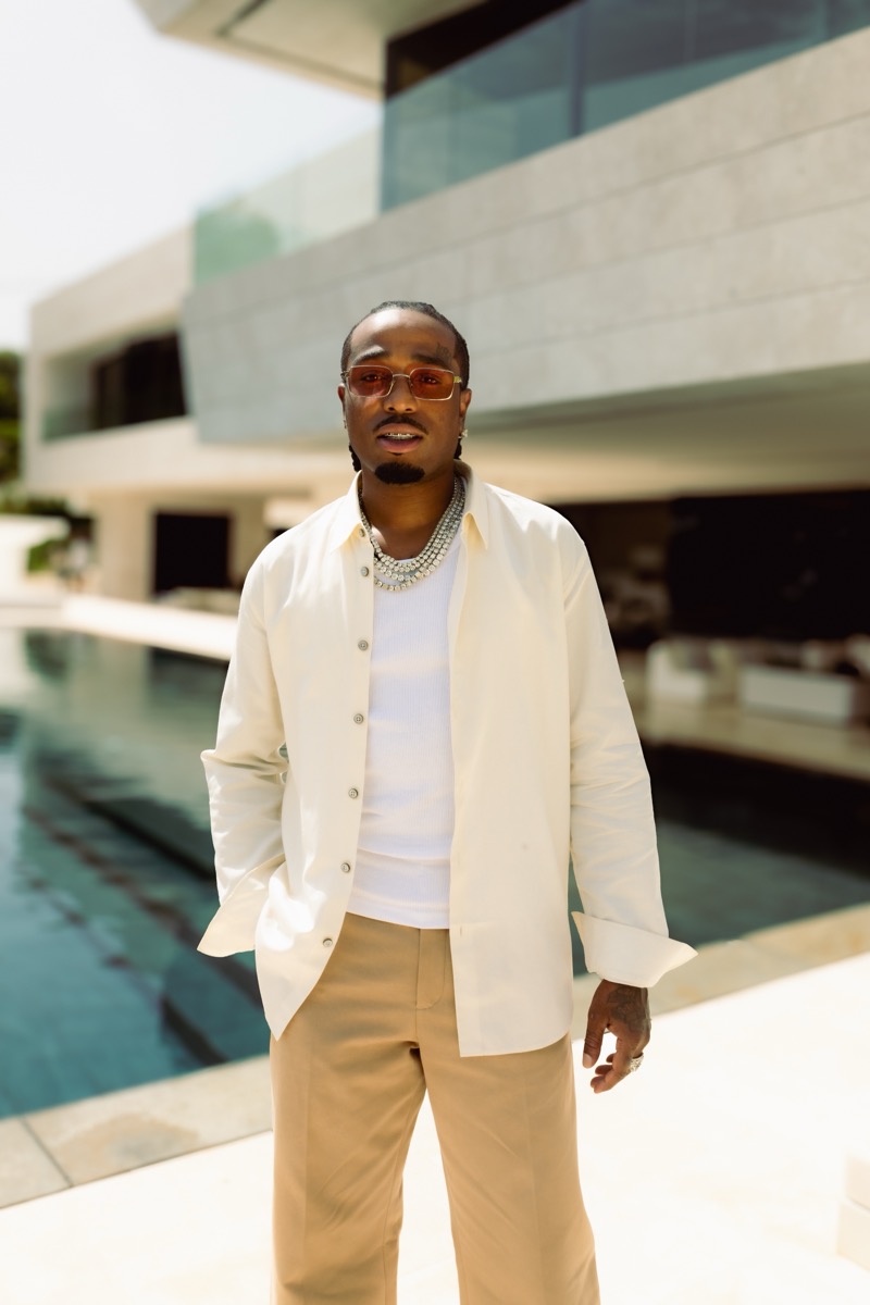 Quavo con camisa clara y anteojos de sol junto a una pileta durante el rodaje del video de Trance en Marbella