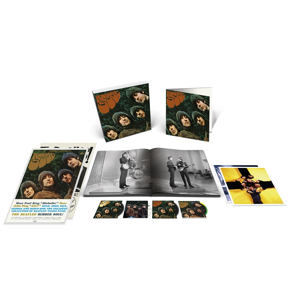Caja Super Deluxe de 4 CD de Rubber Soul abierta: el estuche, la carpeta con los cuatro discos, el libro abierto con fotos en blanco y negro de la banda tocando en un estudio de televisión, dos pósters y dos láminas