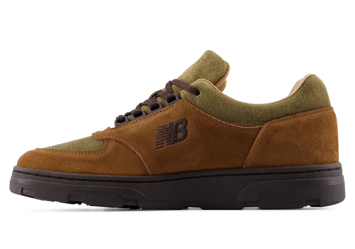 New Balance Allerdale Moorland Textures de perfil, lado interno, con gamuza marrón, el logo NB bordado, el talón alto en verde oliva y la suela marrón oscura
